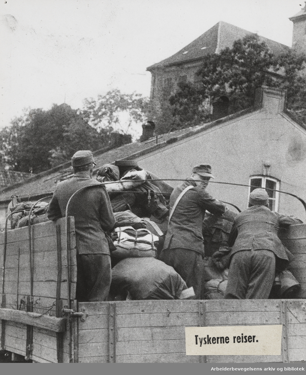 "Farvel fanger!" 40 tyske soldater sendes hjem. Vollen på Akerhus Festning. September 1946