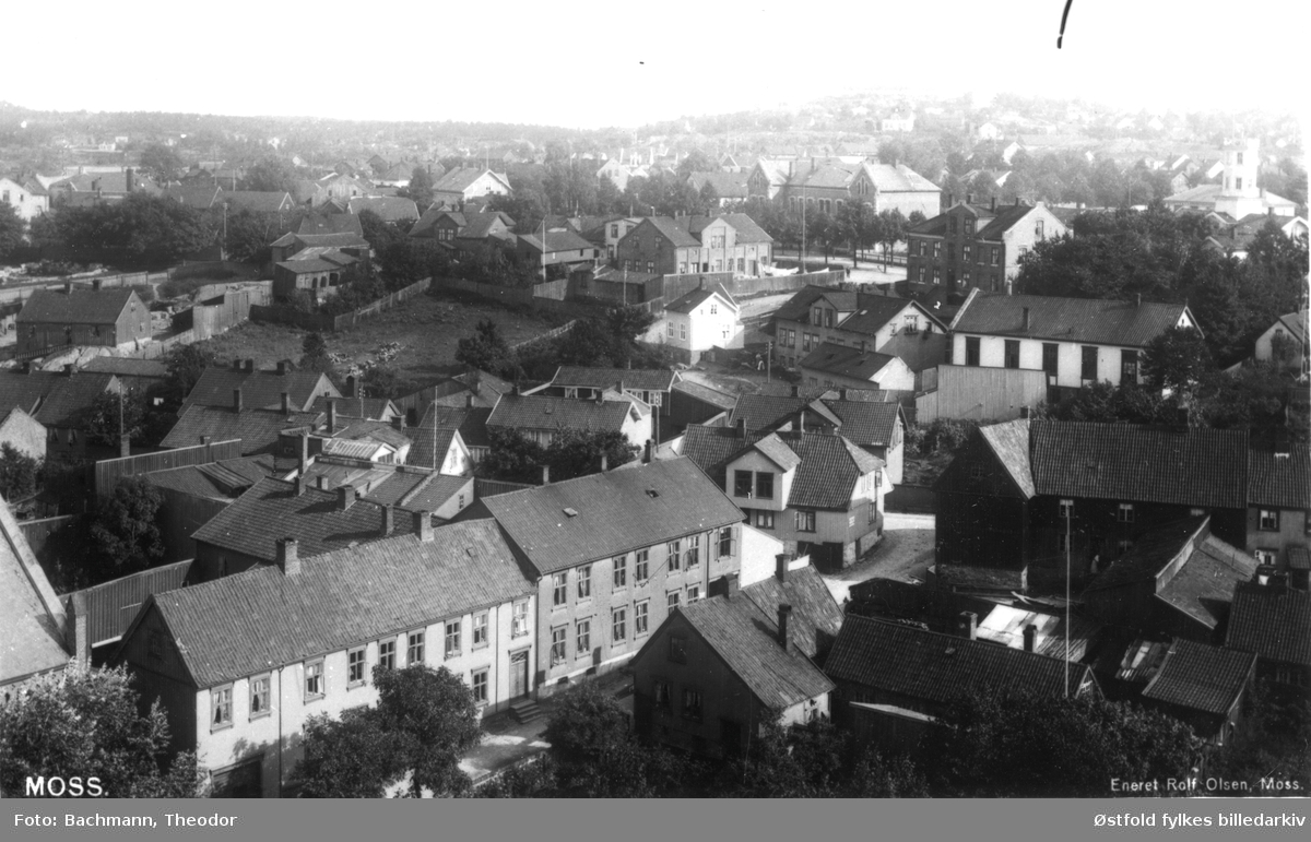 Oversiktsbilde fra Moss ca. 1910 tatt fra kirkespiret mot øst. De to dominerende byggene er Chrysties gate. Alle husene ble revet for utvidelse va Kirkeparken vid.gående skole i 1963.   Postkort.