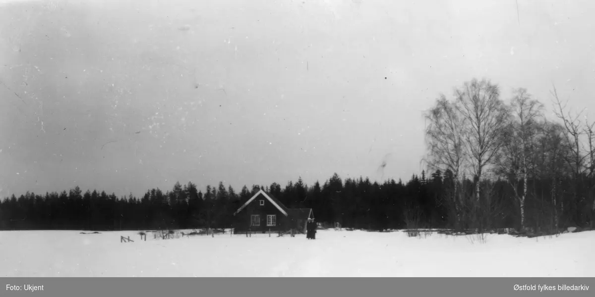 Gjerthytta på Ramberg, Jeløy i Moss. Ca. 1915-20.
Ble registrert i 1865 som plass uten jord, husmannsplass. Senere brukt som fritidsbolig, nå bygget ut som helårsbolig. Det skal ha bodd en tømrer Gjert her ved folketellingen i 1865. (Moss byleksikon)