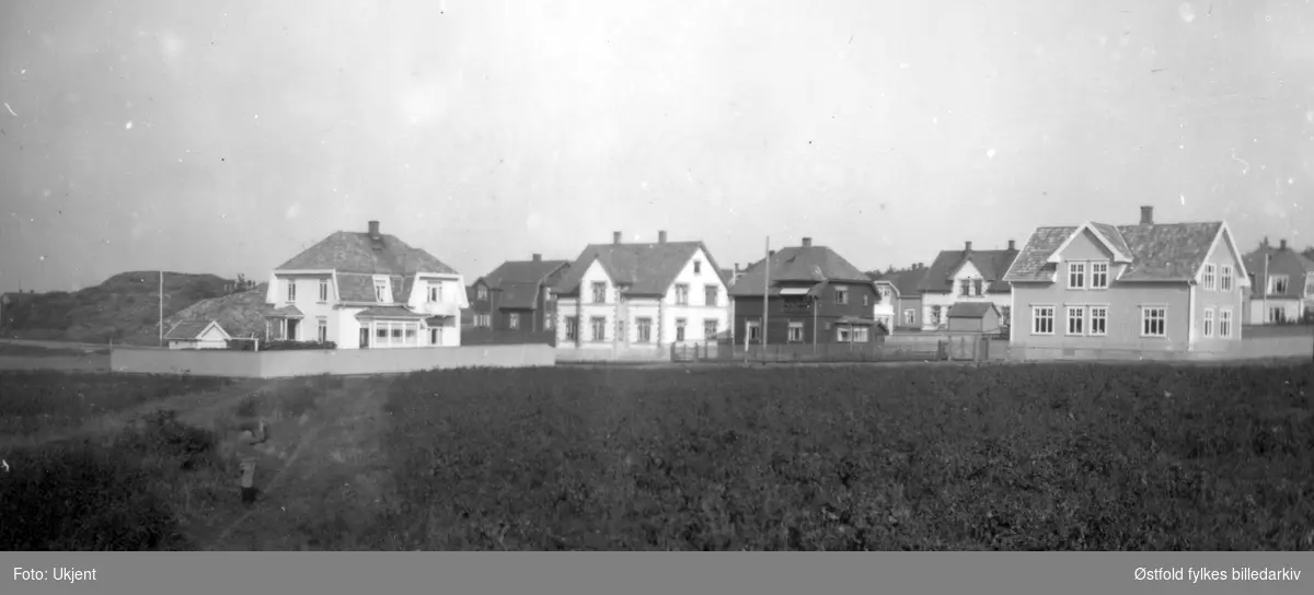 Skarmyra i Moss ca. 1915. Huset til venstre er hjørnegården i Markveien og Fridtjof Nansensgate 21. Det lyse huset i midten er Fridtjof Nansensgate 18. Det lyse huset til høyre i første rekke er Fridtjof Nansensgate 22, hjørnegård. Fridtjog  Nansensgate - Scharres gate.