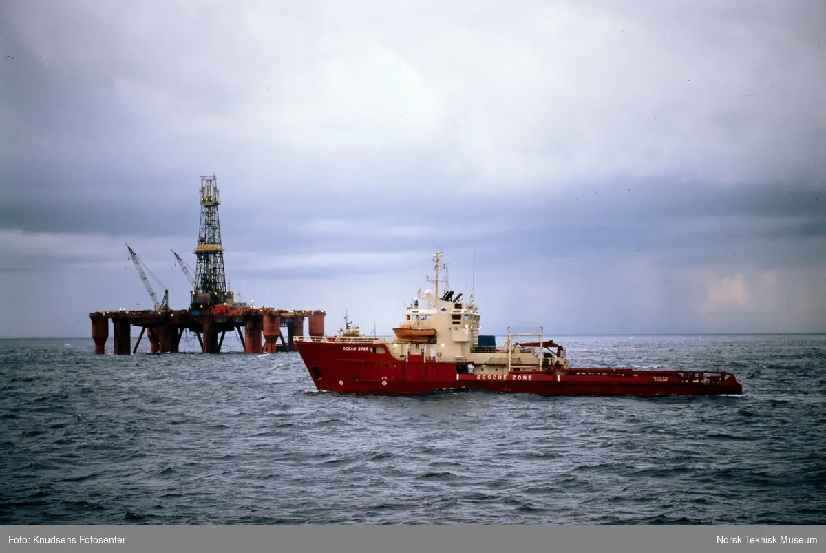 Supplyskipet Ocean Star ved en oljerigg i Nordsjøen