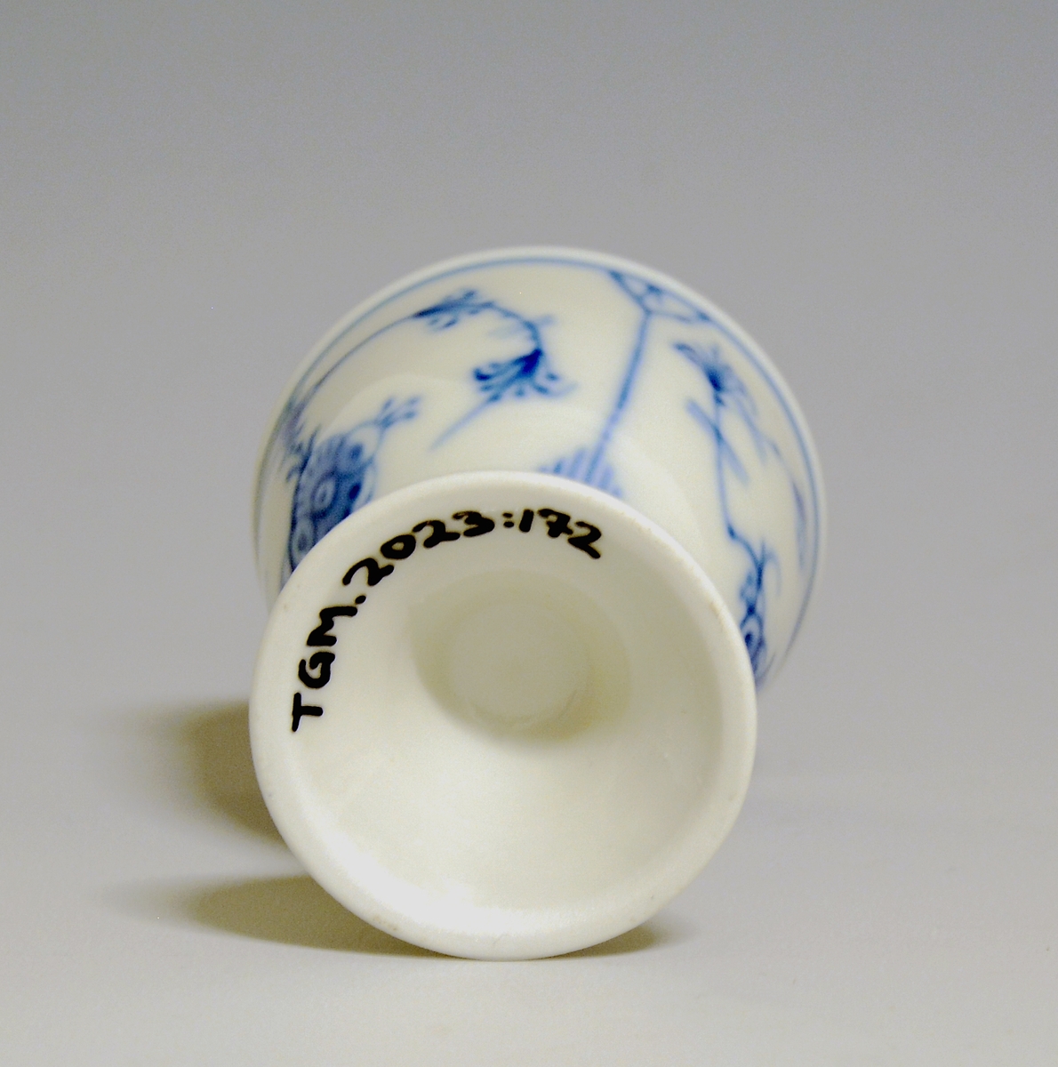 Eggeglass, med stett og hvit glasur. Dekorert med håndmalt stråmønster i blå underglasurdekor.

Modell: 1552
Dekor: Stråmønster i blått.

Uten fabrikkmerke.