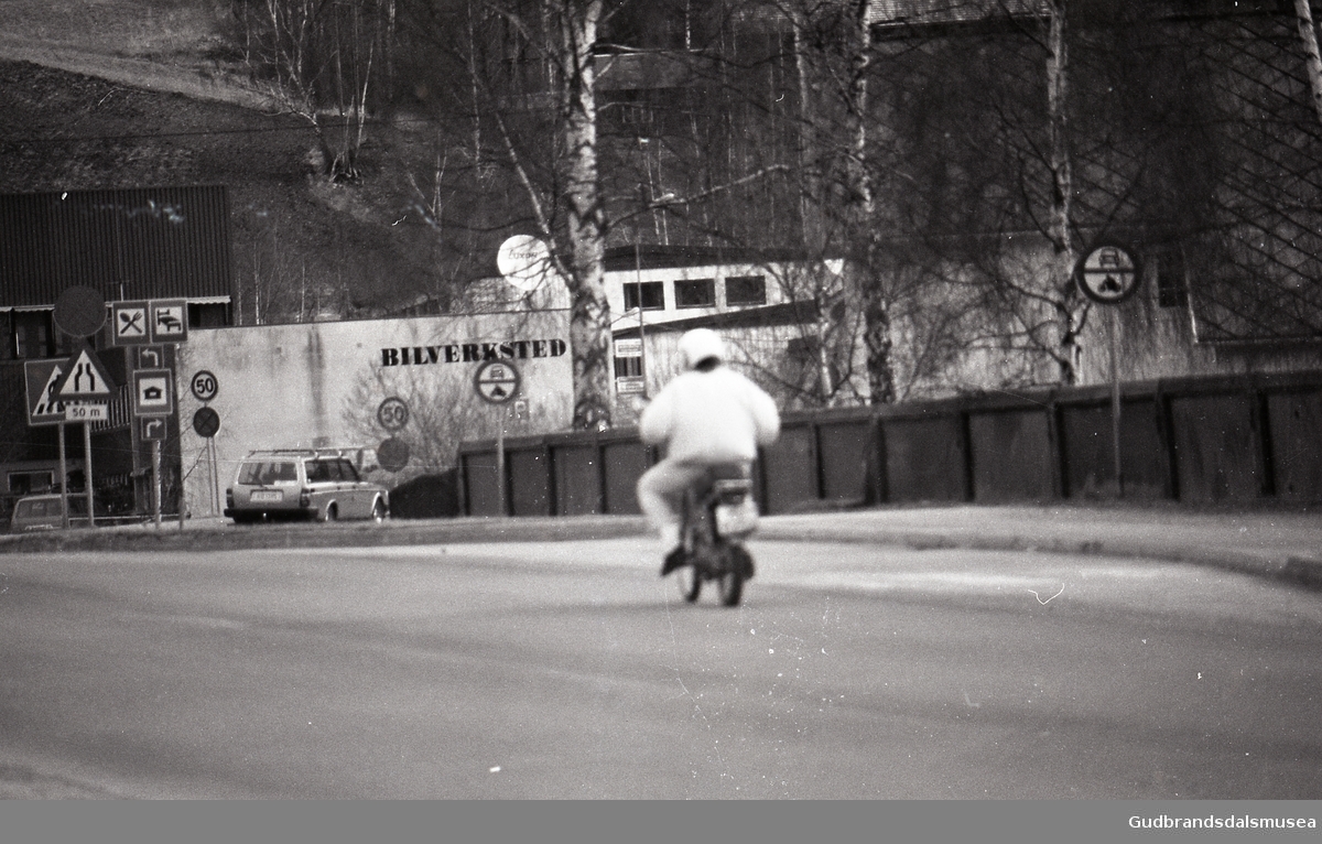 Prekeil'n, skuleavis Vågå ungdomsskule 1974-82
På moped ved kyrkjebolken