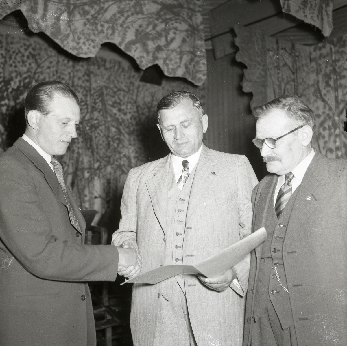 Tre män samtalar vid IOGT-NTO:s distriktsårsmöte i Arbrå, 1953.