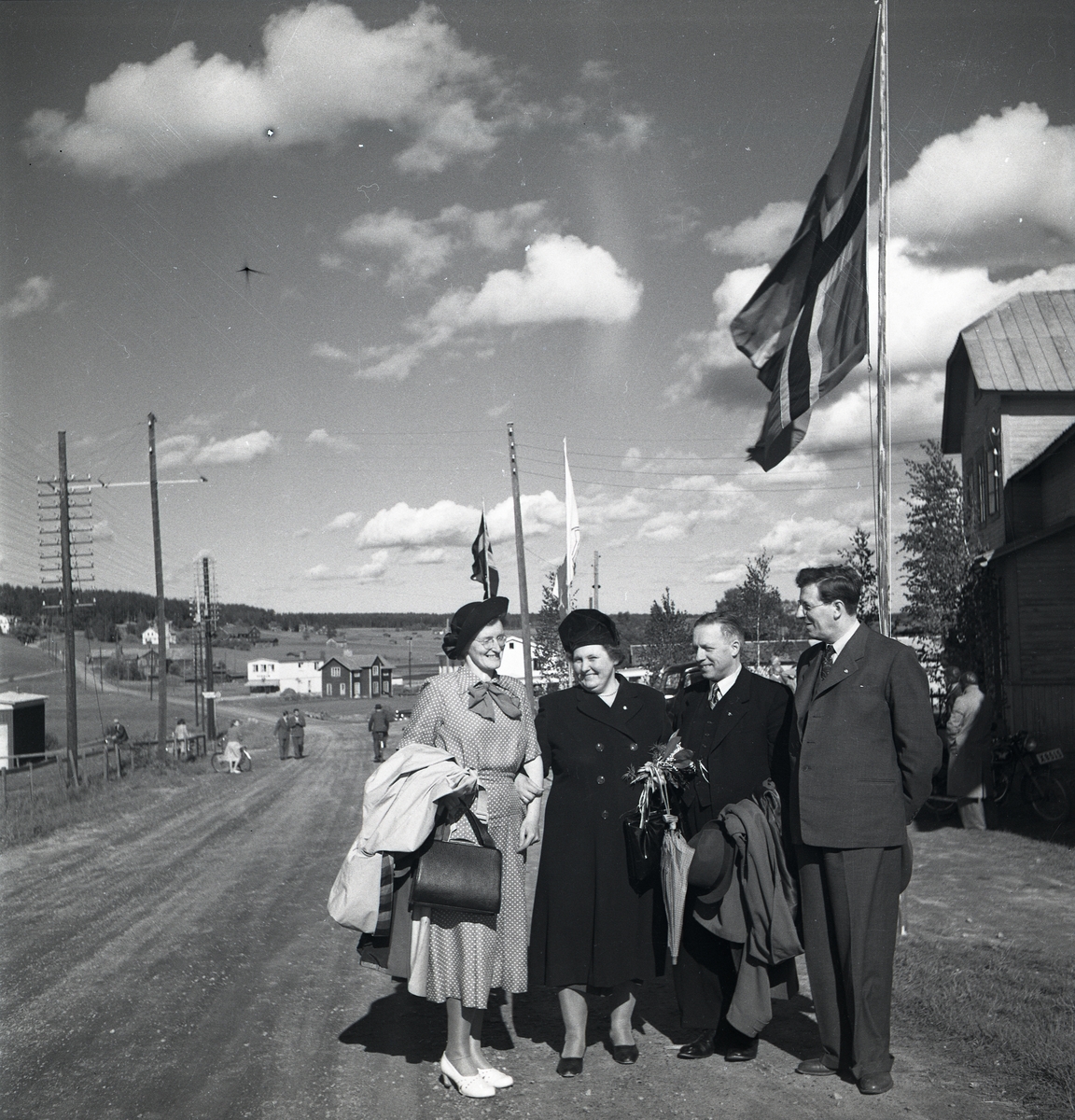 Två män och två kvinnor står ute i vårsolen vid IOGT-NTO:s distriktsårsmöte i Rengsjö, 1949.