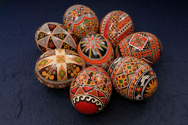 Ukrainske påskeegg i pysankidekor; geometriske mønstre i glade farger.