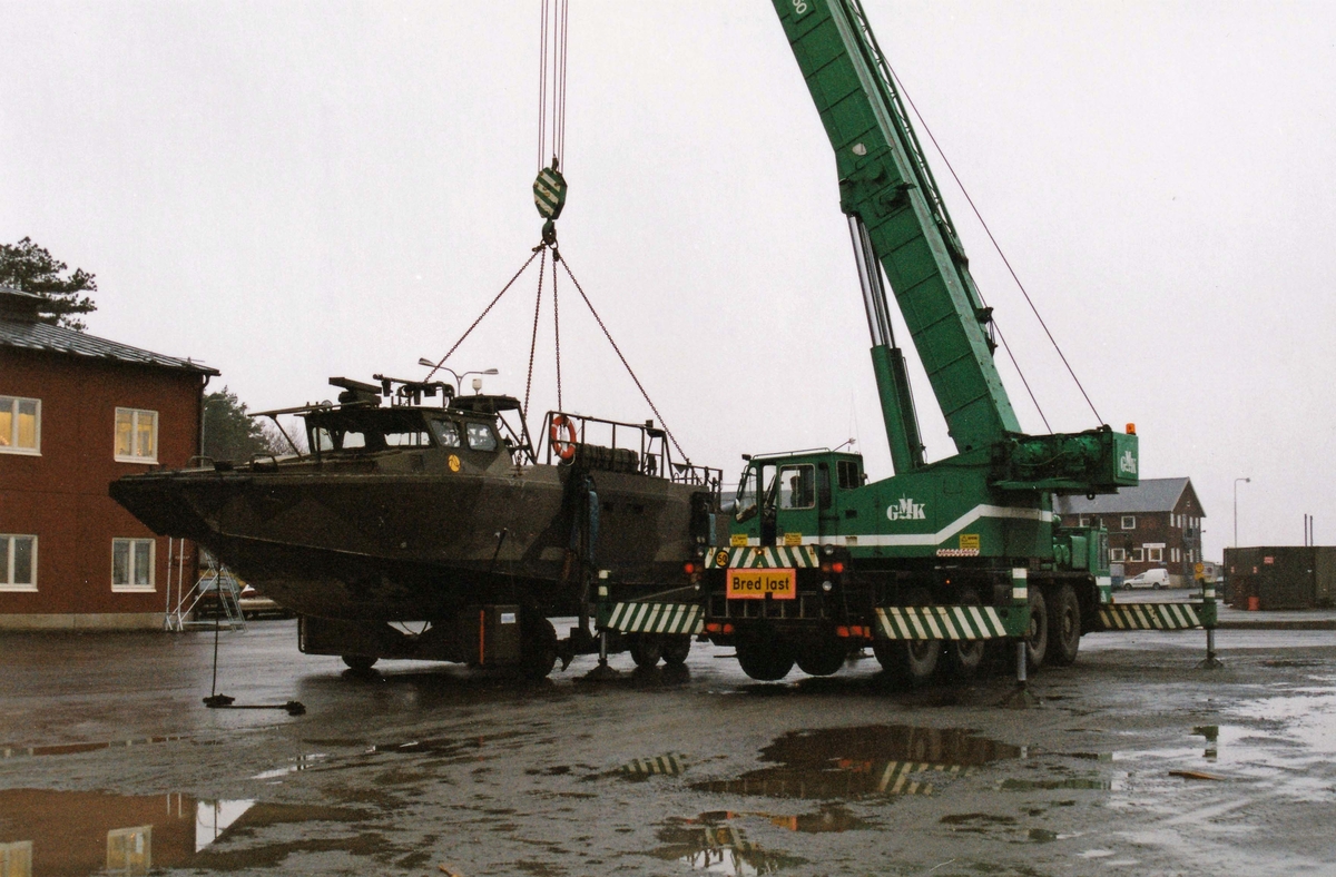 FMUhC lastförsök med militära fordon på civila transportfordon sent 1990-tal. Stridsbåt 90.