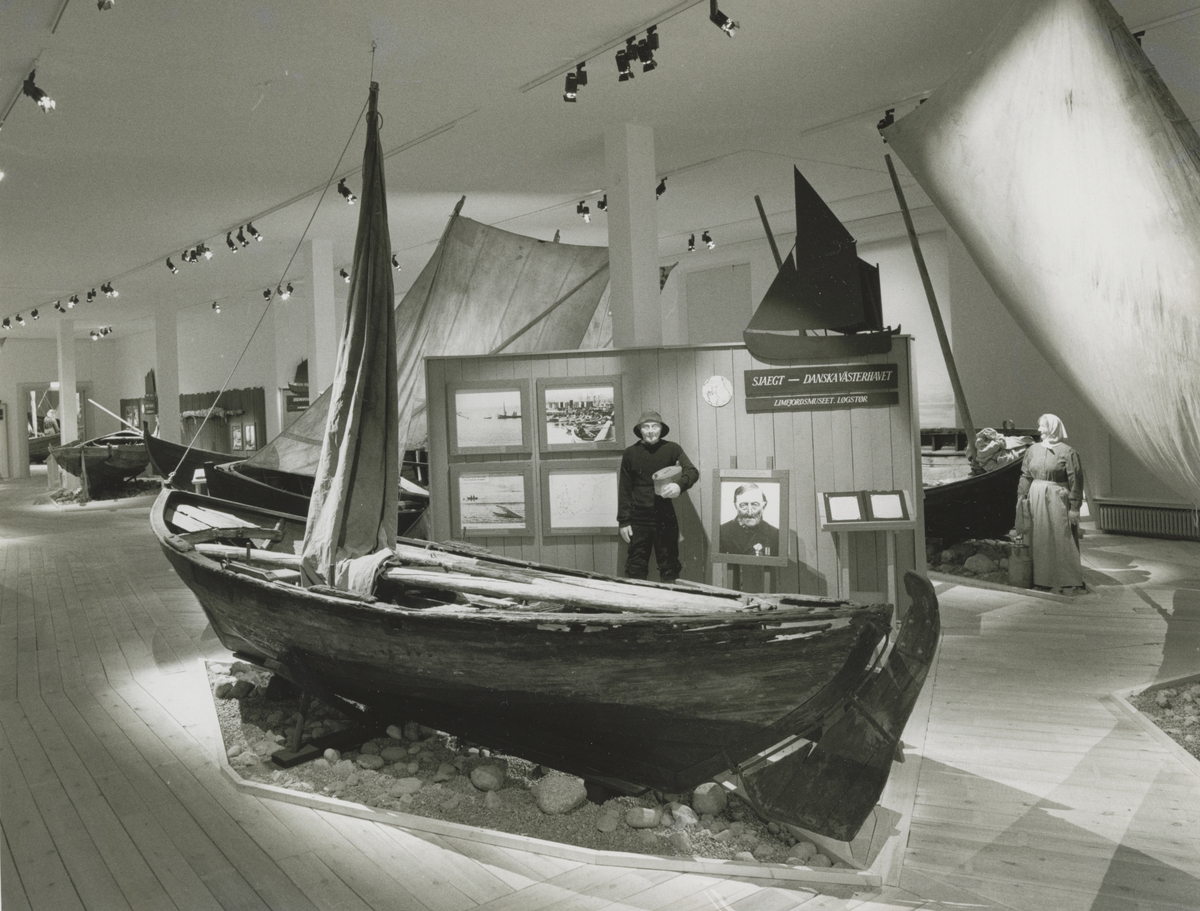 Utställningen "Människor och båtar i Norden". Utställningsinteriör med orginalbåt.
