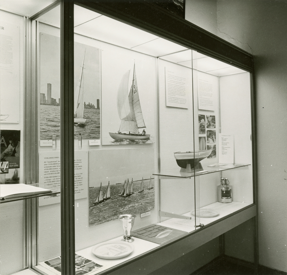 Utställningen "Tumlaren 50 år". Del av utställning i trappmonter med fartygsmodell, pokal m.m.