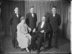Lokomotivfører Lunder med kone og tre sønner. Familien fotog