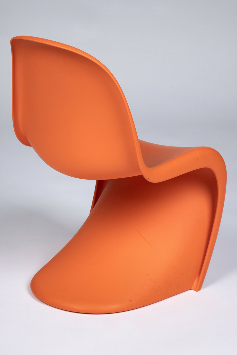 Panton Junior er identisk med den originale Panton Chair når det gjelder materiale og form. Denne versjonen er imidlertid 25 prosent mindre, derav navnet Junior. Stolen er støpt i ett stykke plast og har myke, avrundede former med god ryggstøtte.