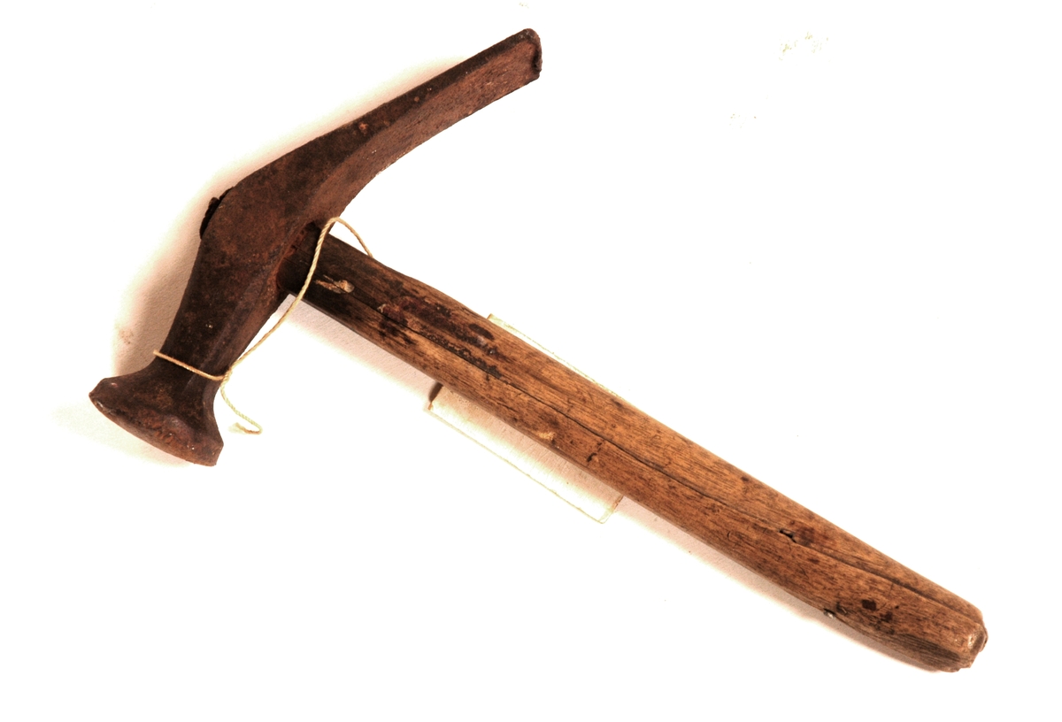 Hammeren har håndtak i tre. Håndtaket er sprukket og reparert sekundært med spiker og trenagle. Hammerhode i jern.