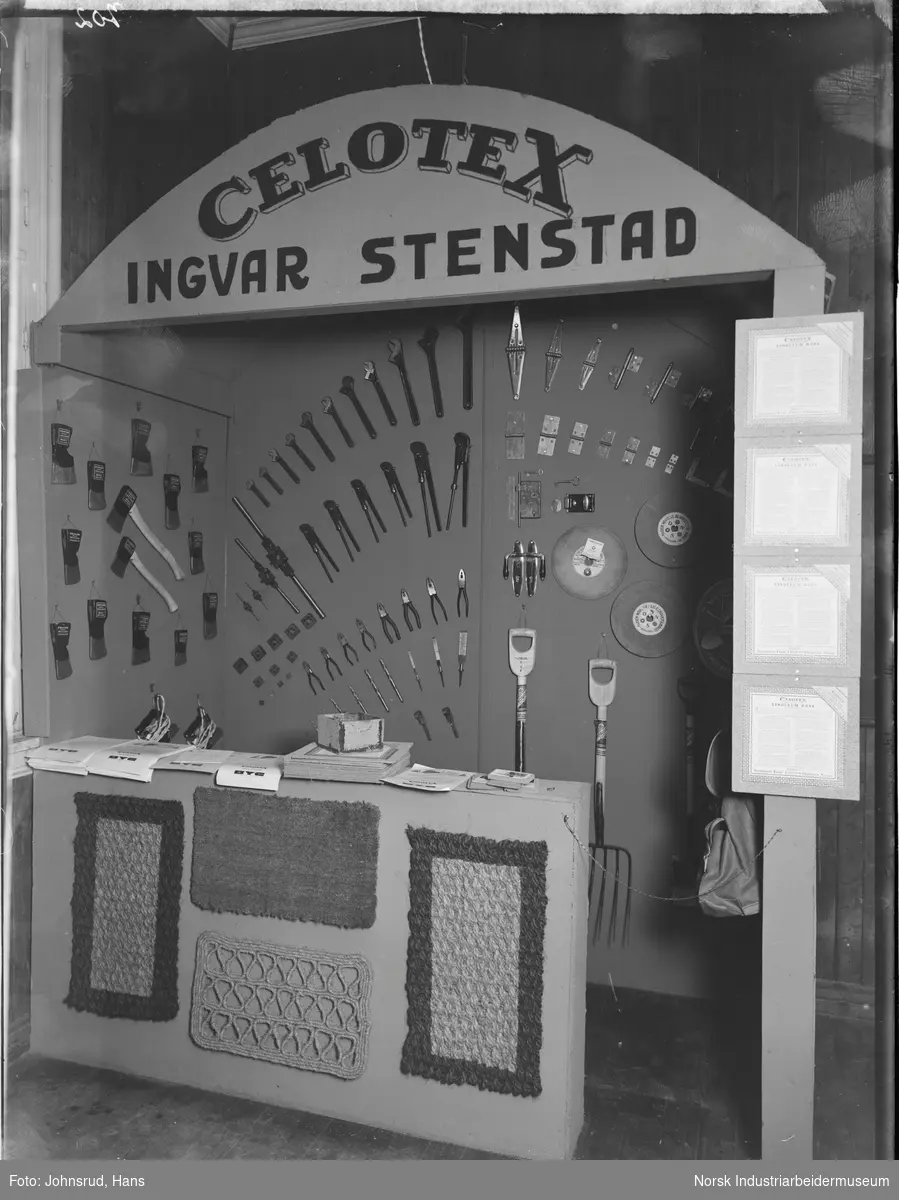 Utstilling av Celotexverktøy, Ingvar Stenstads jernvareforretning. Verktøy hengende på tavle bak disk.