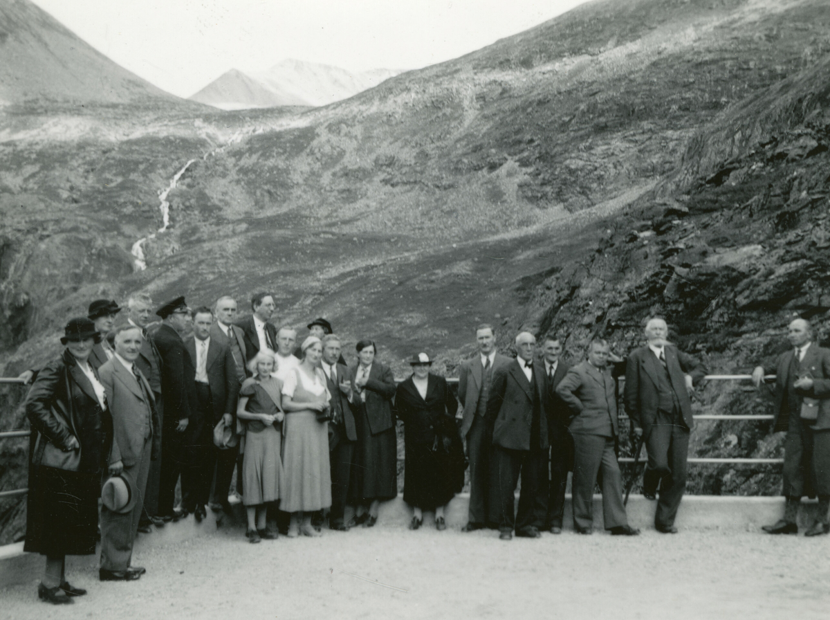 Stopp ved Trollstigen under Kornrådets reise i Møre og Romsdal.  Tatt 16. august 1937.  For opplysningar om bilar, sjå lenger ned på sida.  