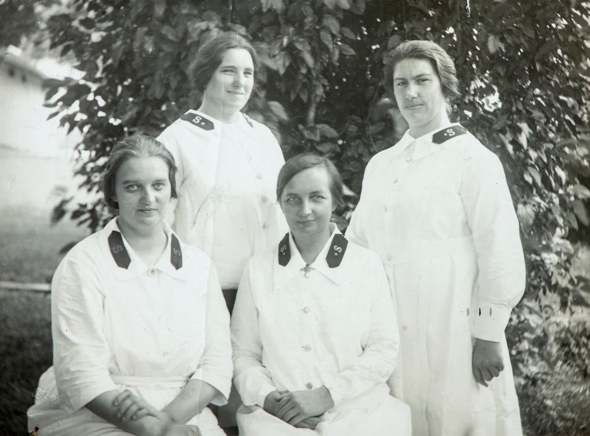 Gruppe 4 kvinnelige frelsesarme soldater. Bak til venstre står Oliv Johanne Pedersen Beck, født 13.07.1890 i Stange. Hun valgte et liv i Frelsesarmeen, og dro til Java for dem. Der døde hun 23.04.1934. De andre på bilde er ukjente.