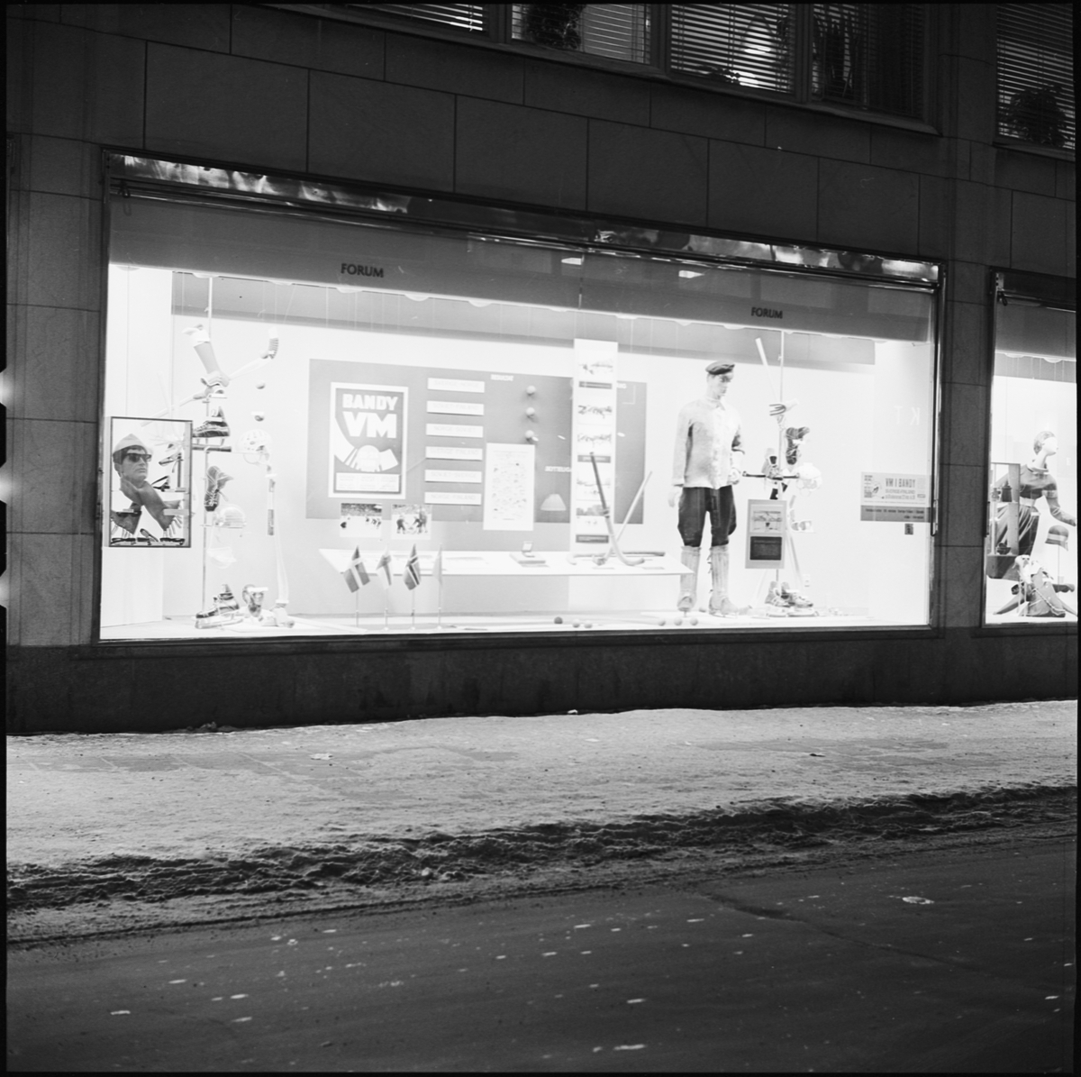 Forum, skyltfönster med bandygrejor, Uppsala 1963