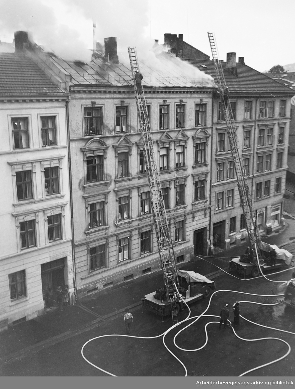Loftsbrann i Kjølberggata 25 på Tøyen. 29 august 1951.
