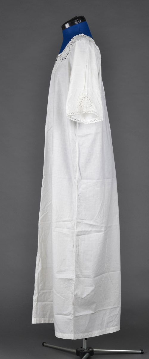 Nattkjole, sydd av Anna Pedersen trolig tidlig 1900-tall.
Heklet blondekant i halsåpningen og i ermåpningene.