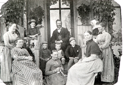 Gruppe, familie, Fredheim, St. Olavsgt. 95, Hamar. Foran fra