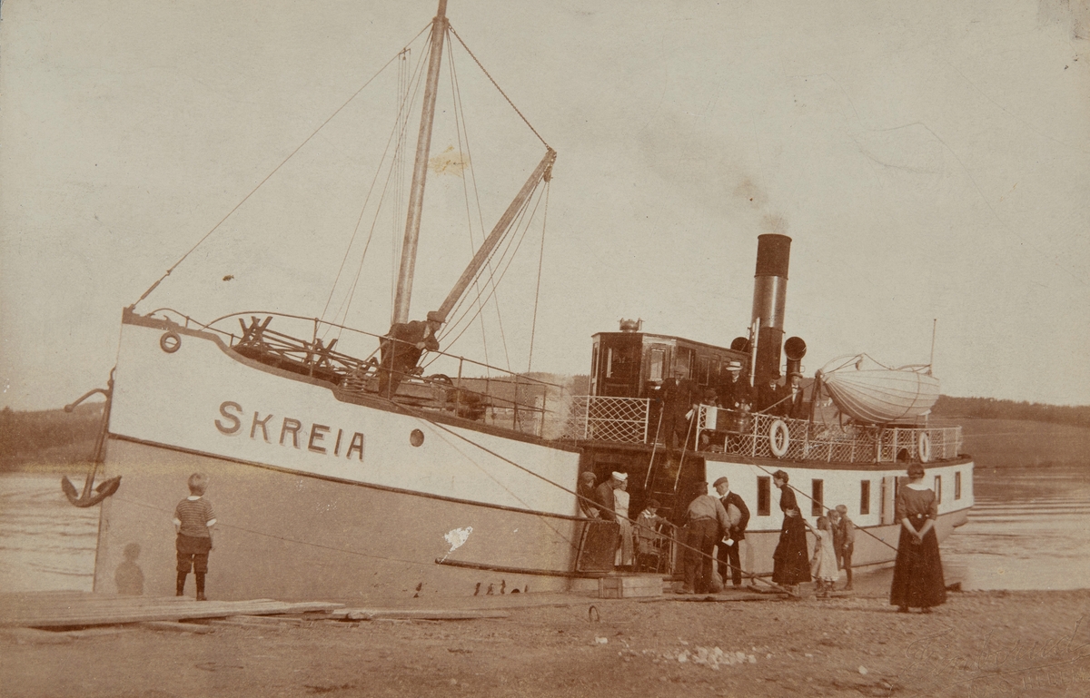 Postkort, mjøsbåten D/S Skreia ved Nes brygge på Tingnes. passajerer går ombord.