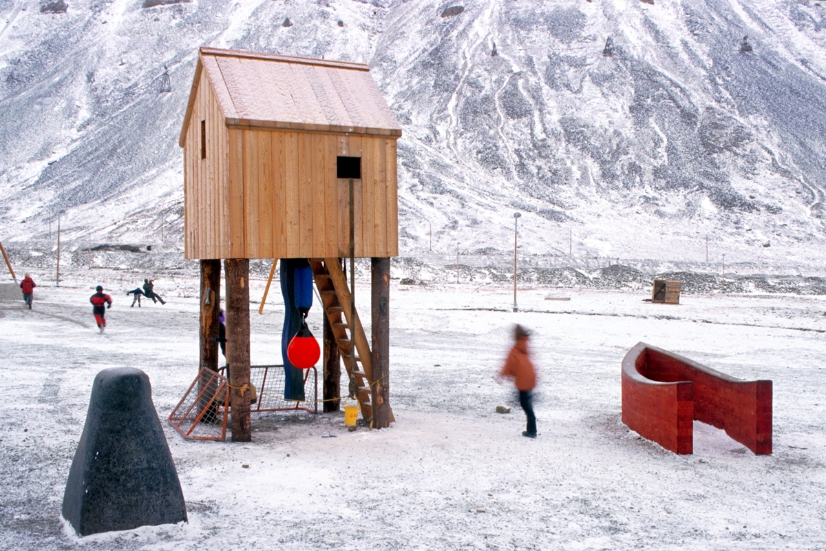 Utsmykkingen kan betraktes som en poetisk metafor på Svalbard-samfunnet, med referanser til tradisjonelle virksomhetsområder i en nordlig sfære. Samtidig oppfordrer den til mange ulike former for lek, og gir barna både gjemmesteder og ly for vinden. Utsmykkingen byr på stor materialrikdom og innbyr også til taktil kontakt. Den byr også på små overraskelser i form av kunstneriske detaljer som kan oppdages og utforskes underveis, slik vi også kjenner det fra Torvunds øvrige produksjon.