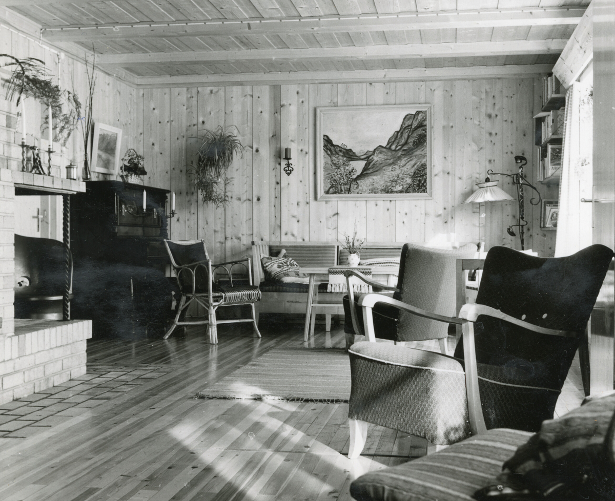 Fem bilde som viser interøret på Valen bnr. 8, då huset var nytt i 1956. 