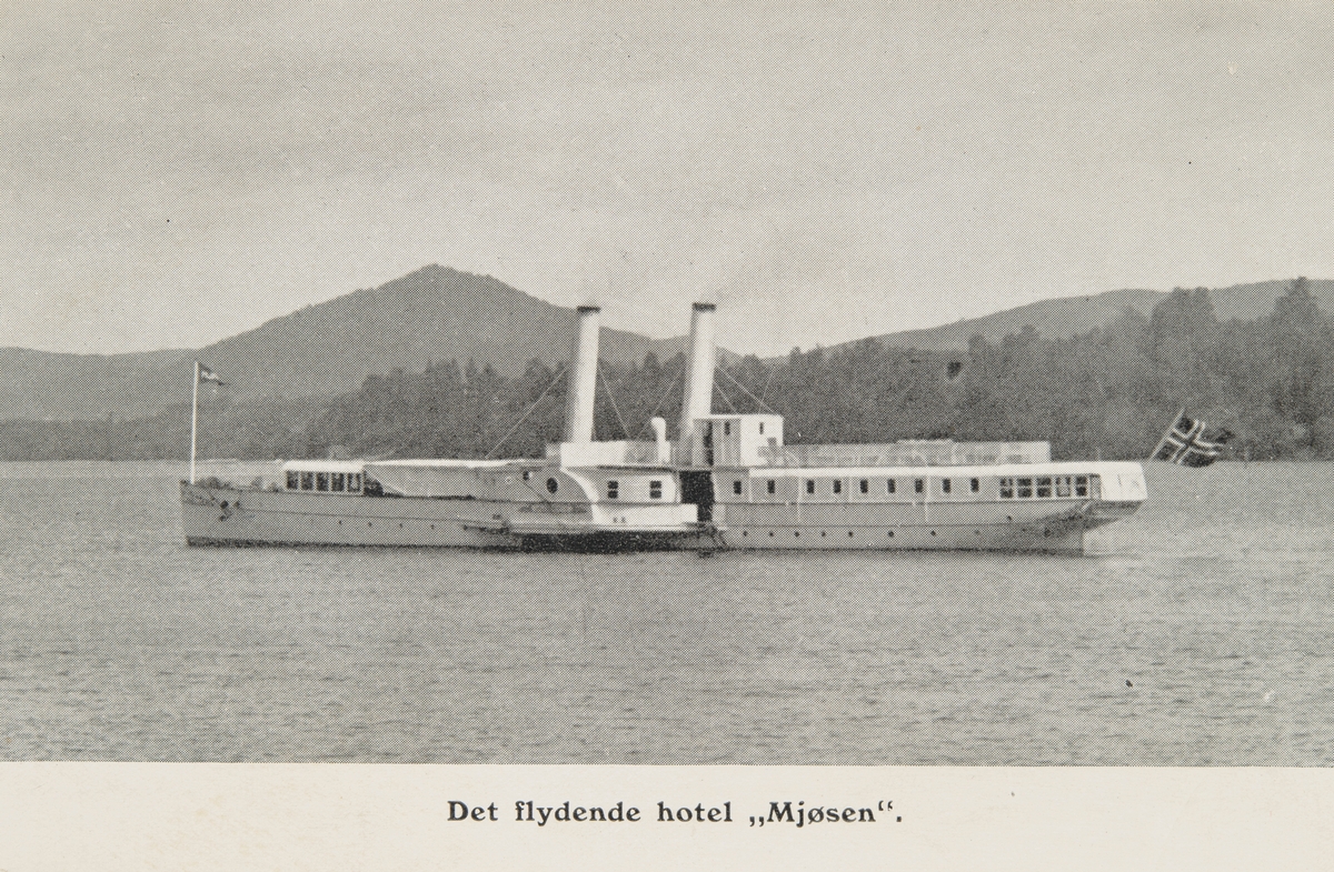 Postkort, reklamekort med raster, mjøsbåt, D/S Kong Oscar solgt til Garmann og Bennets reisebyrå i 1915 og skipet ble omdøpt til  Mjøsen, Det flytende hotell, pga høye kullpriser måtte skipet ligge til kai ved Lillehammer 1917-18, se foto 2