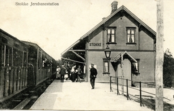 Persontog på Stokke stasjon. Mange reisende på plattformen