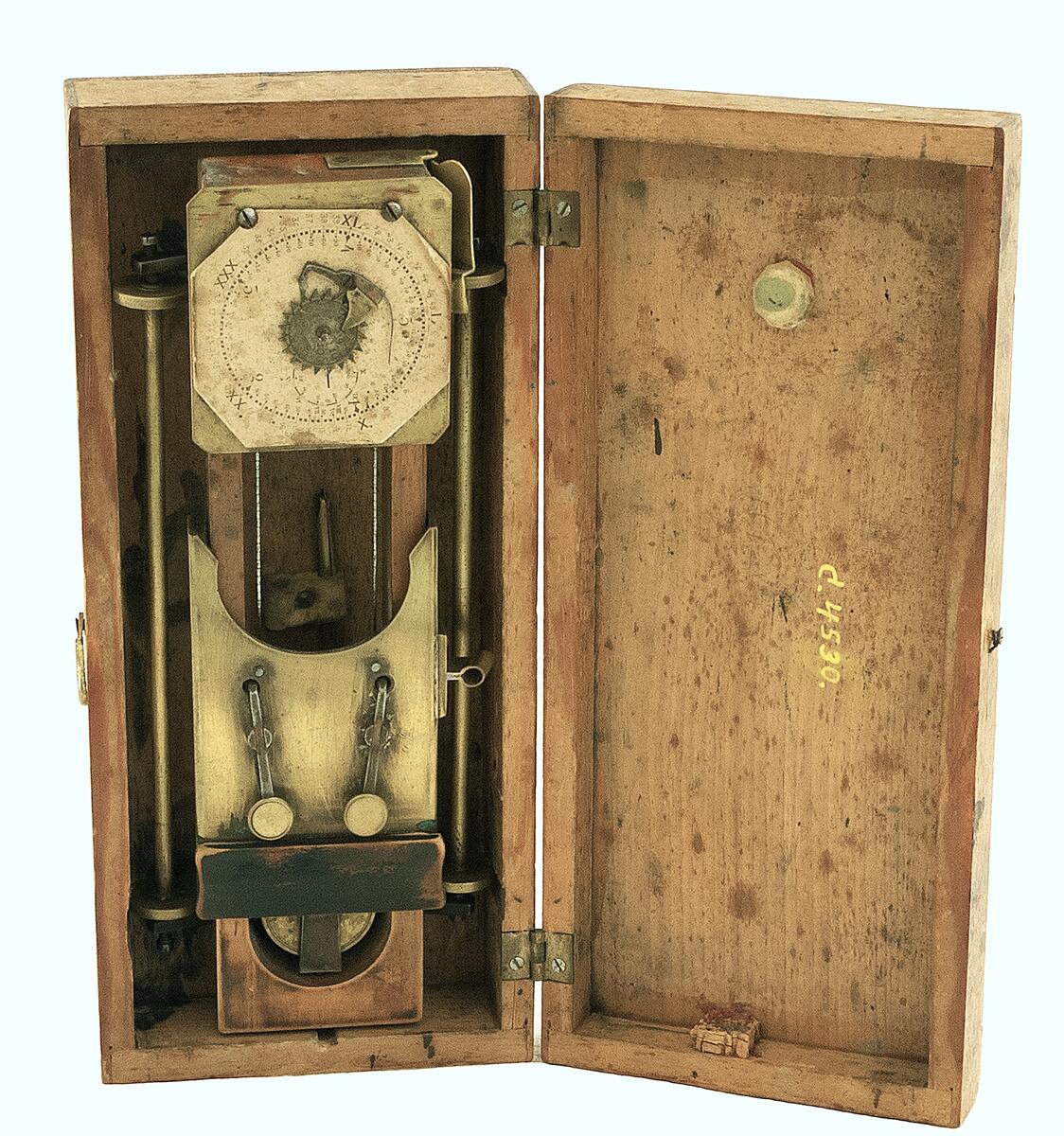 Låda av trä med planimeter ?, lådan är nött och har fläckar, locket stängs med en hake, planimetern är av brunt trä och metall och försedd med en graderad åttkantig mätskiva.
lantmäteri-instrument I trälåda, längd 260, br. 115 mm.