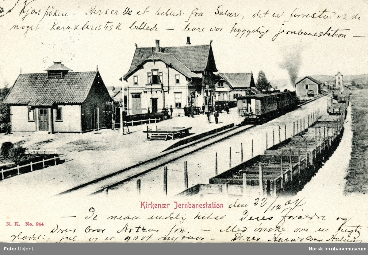 Kirkenær stasjon på Solørbanen. Damplokomotiv med persontog står på stasjonen