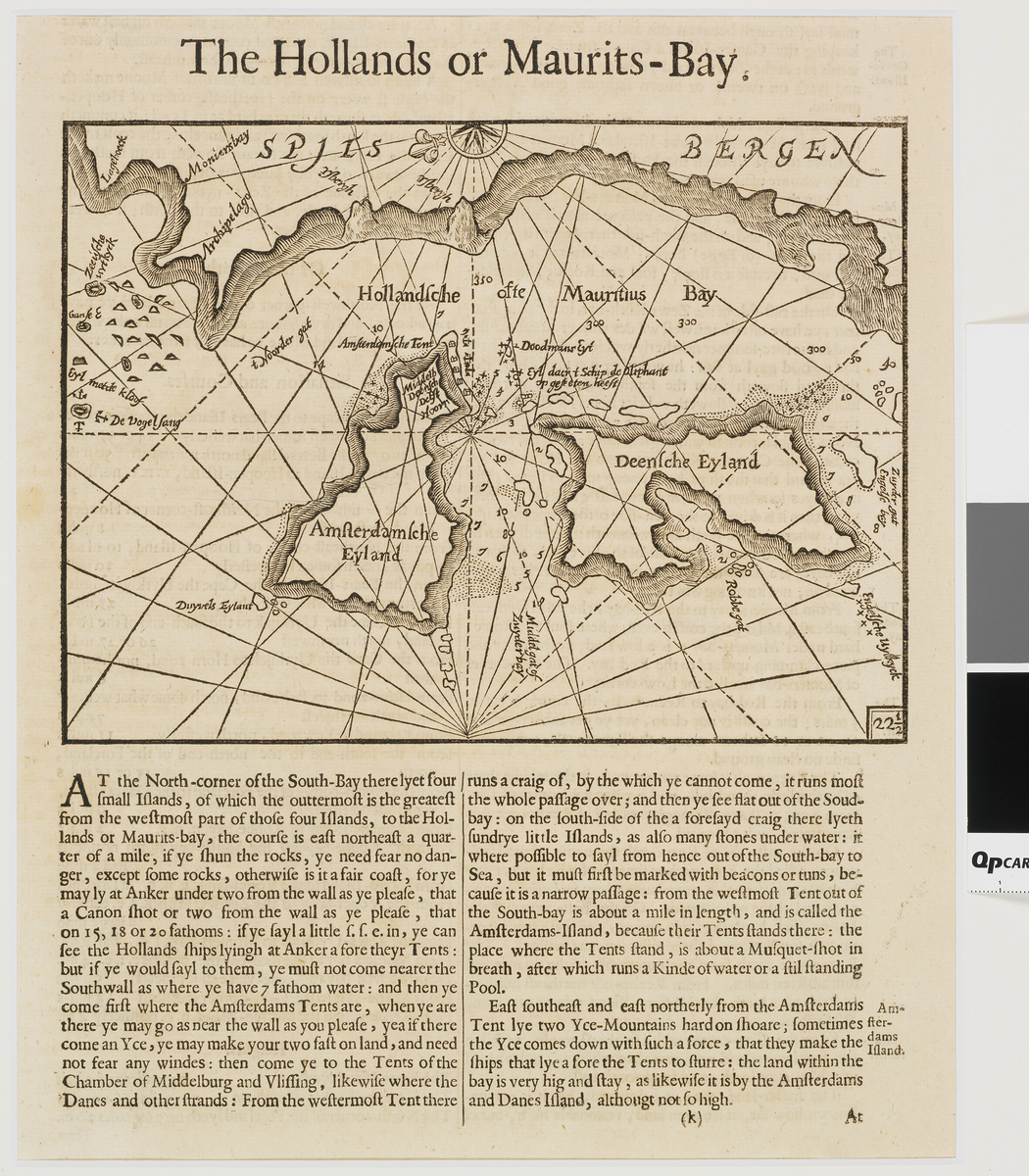 Ark fra en bok, med sorthvitt kart som viser deler av Spitsbergen. Teksten beskriver Spitsbergen og øyene omkring. Selve kartet og teksten er publisert på en bokside og er nesten identisk med SVB 10907.