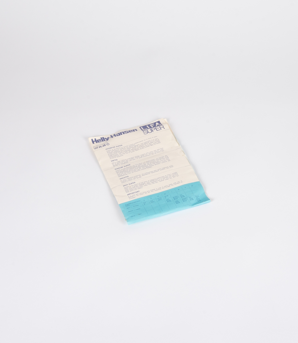 Art. nr. 46076. Hvit strikket underbukse med elastikk i livet. Emballasje i form av produktomslag og plastpose.