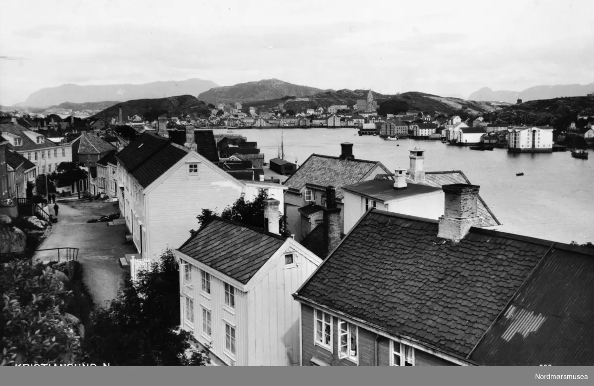 Foto fra Kirklandet i Kristiansund. Fotograf er Gorg Sverdrup. Datering er trolig omkring 1920-1930.