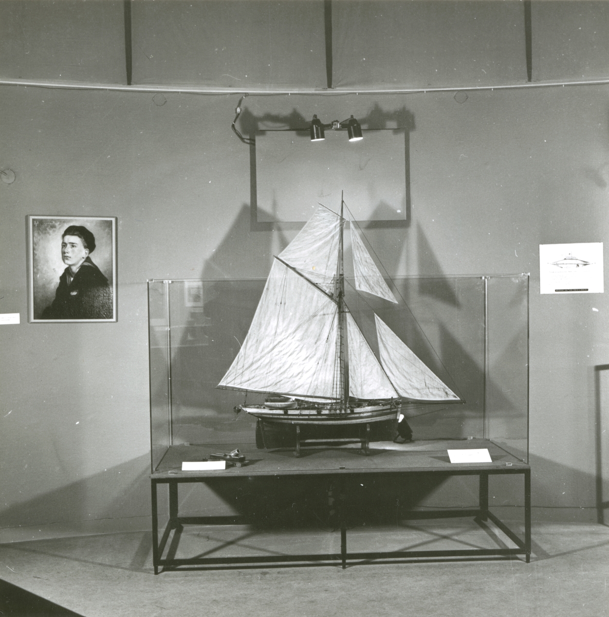 Utställningen Nyförvärv 1965–1966 visas sommaren 1967. Fartygsmodell samt tavla föreställande en skeppsgosse.