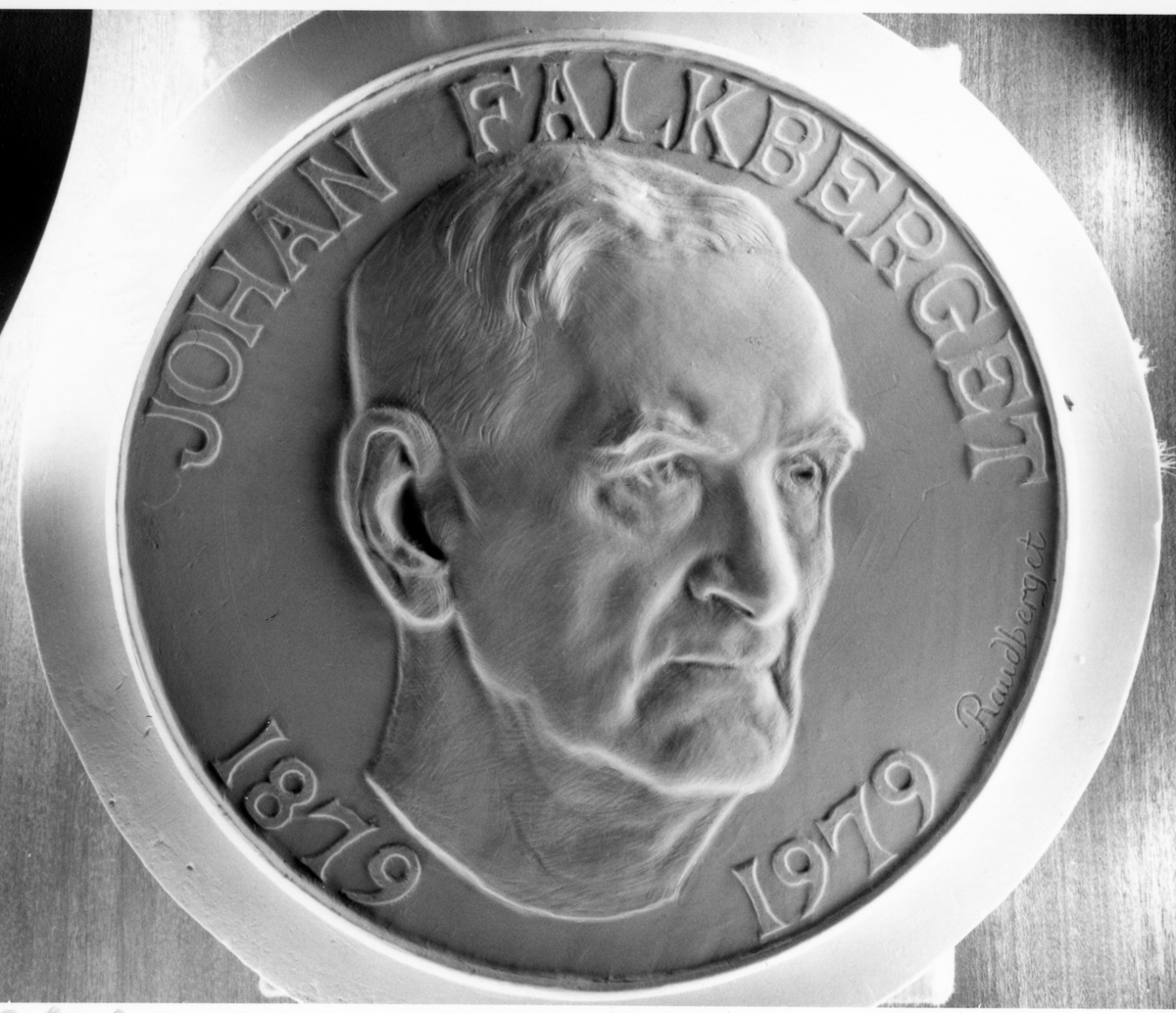 Minnemedalje med portrett av Johan Falkberget utgitt i forbindelse med hans 100-årsdag i 1979