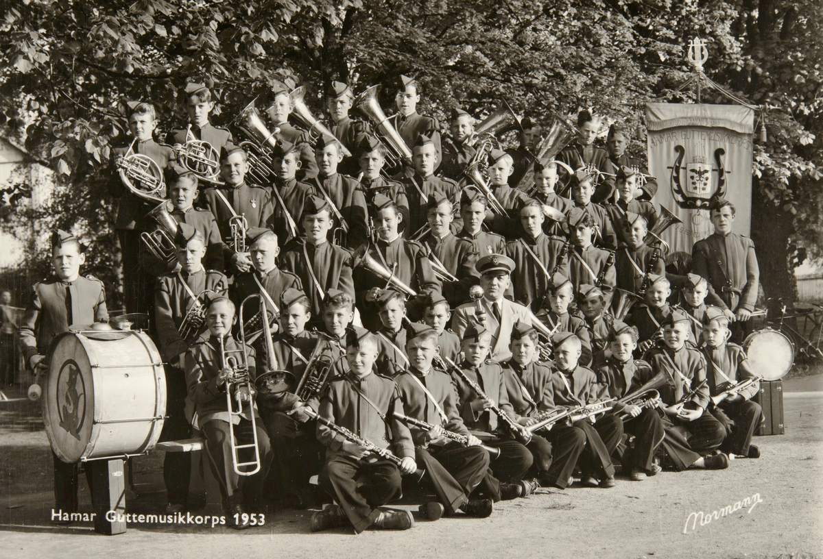 Postkort, Hamar, gruppe 46 musikere, Hamar guttemusikkorps, i uniformer, med dirigent, fane
