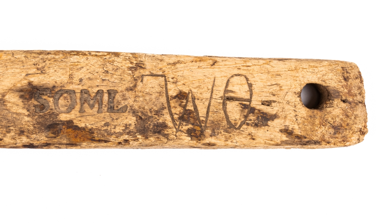 Tunntillverkningsverktyg. Märkt S O M L.
Av trä, i ett stycke, långt skaft med rundad skiva med fyrkantiga hål med kort pinne uti.