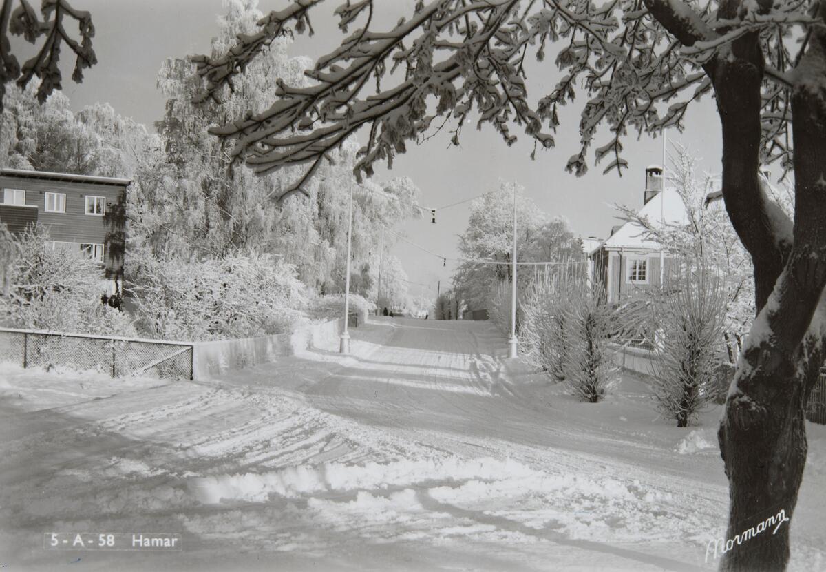 Postkort, Hamar, Furnesvegen 18, sett fra Domkirken mot sykehuset, vinter