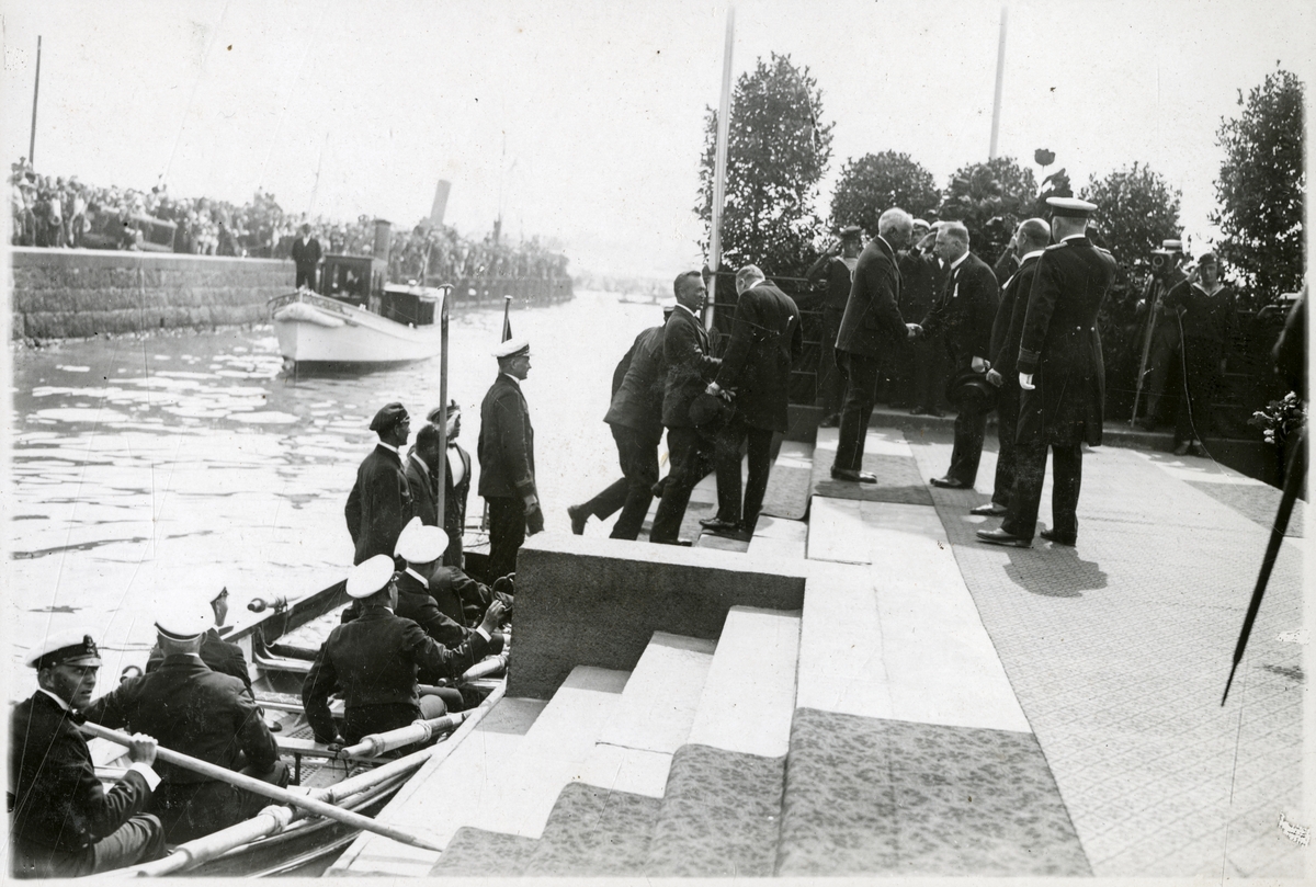 Roald Amundsen mottas ved ankomst Honnørbrygga  - Roald Amundsens ankomst til Oslo med N25 - 4. juli 1925