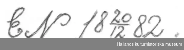 Bläckpenna av silver. Med löstagbart stift. Konformad avslutning med stämplar. Samt märkning: E N 1882 12 20.