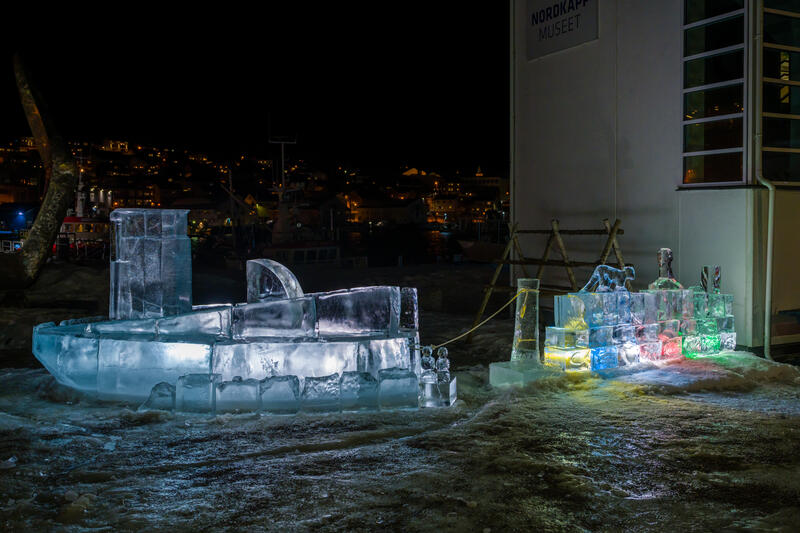 Fiskebåt skulptur laget av is