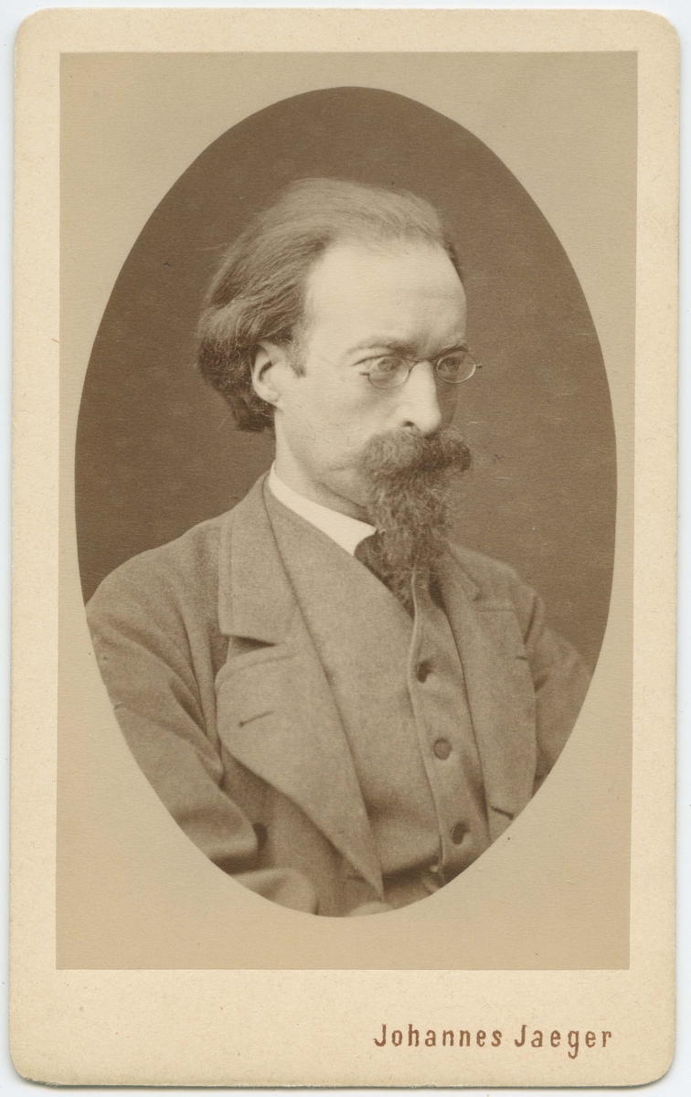 Porträtt på Dietrichson, Lorentz Henrik Segeicke. Professor vid Konstakademin. född. år 1834 död 1917.