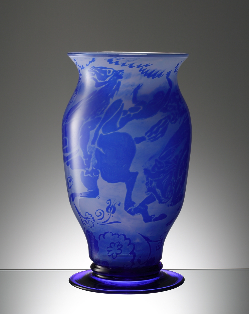 Graal nummer 441, formgiven av Simon Gate. Anges som urna i arkivmaterialet från tiden.. Mönster bestående av en valkyria i mörkblått mot ljusblå botten.