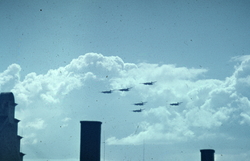 Himmel og fly under feiringen av frigjøringsdagene 1945.