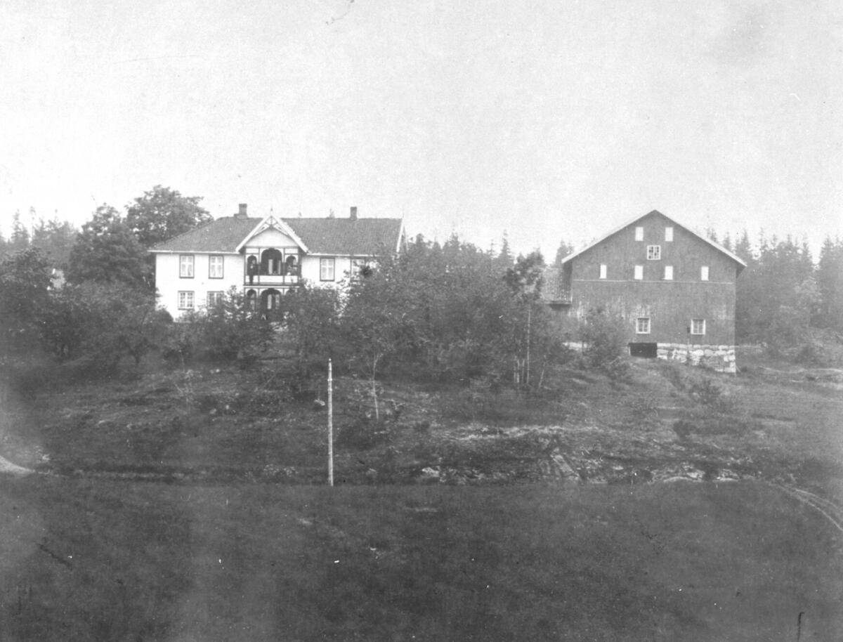 Hovedbygningen, våningshuset, framhuset på Bjerke før brannen i 1908, uthus, låve, fjøs, telefonstolpe med isolatorer, tun, gård 