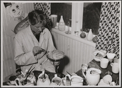 Inger Waage maler på ei egghøne i lokalene til Stavangerflin