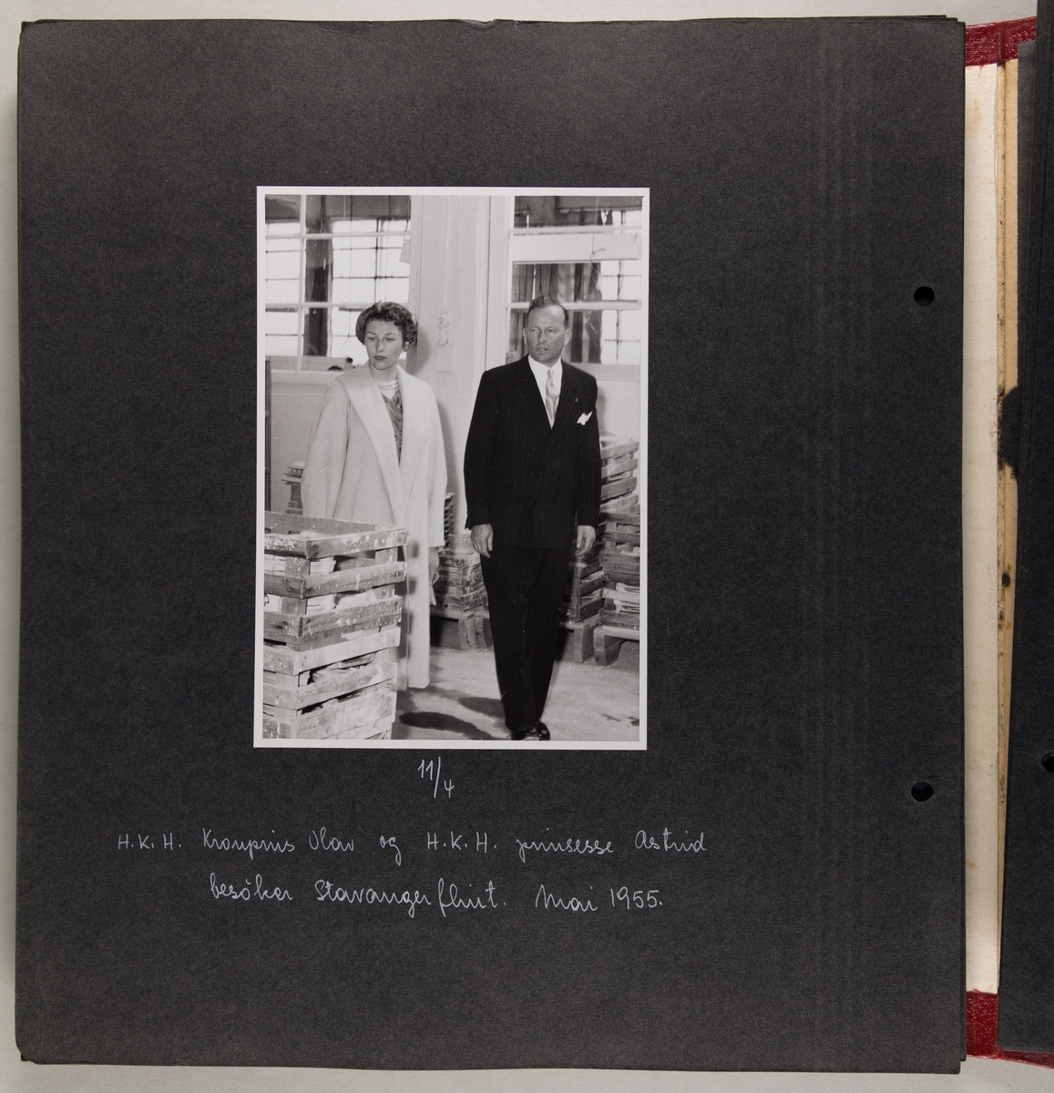 Fotoalbum fra Stavangerflint A/S. Det er bilder fra ledergruppa ved bedriften og fra flere besøk, blant annet kongelige besøk i 1951 og 1955.