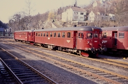 Dieselmotorvogner på Arendal stasjon, litra BM 86 20 (fremst