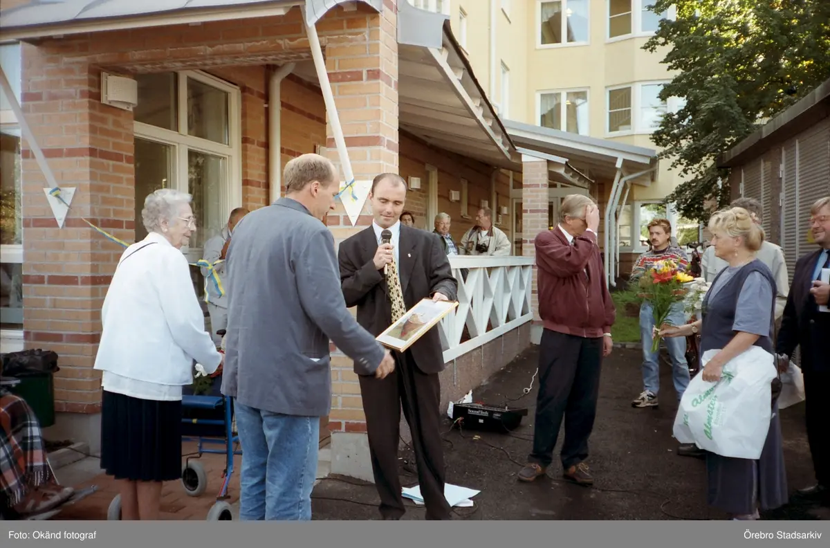 Blommor och tal vid Invigning av äldreboende i Västhaga, 1990-tal ...