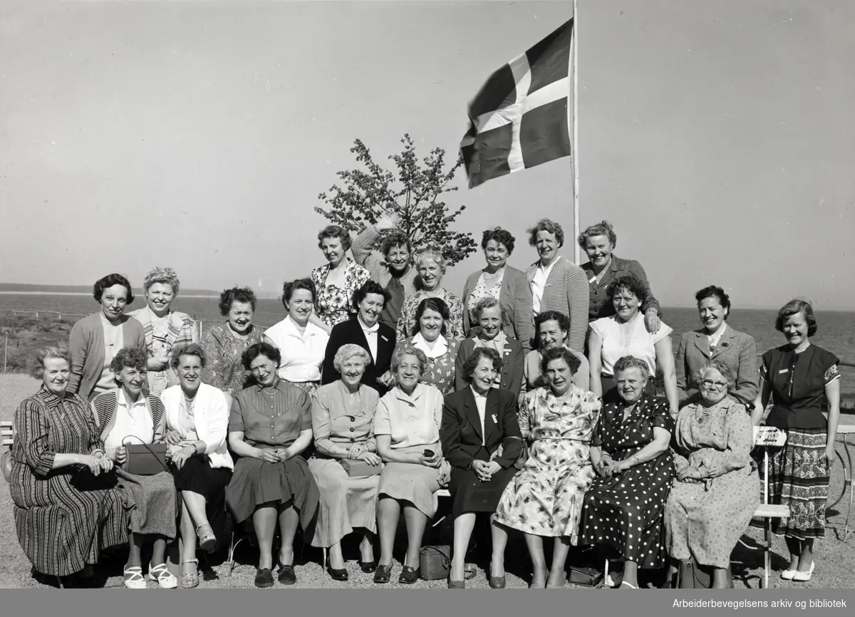 Nordisk kvinnekurs i Ystad. Udatert. 1950-tallet. Sittende som nummer tre fra høyre; Ragna Karlsen fra Kvinnesekretariatet i Norge.